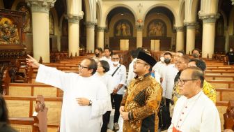 Menag Serahkan Bantuan untuk Gereja Katedral