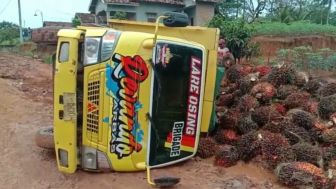Sehari 2 Mobil Terguling Saat Lintasi Jalan Licin dan Berkubang Lumpur Ini