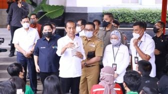 Presiden Jokowi Tinjau Penyaluran BSU di Bandung