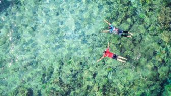 Nikmati Pesona Alam Kabupaten  Fakfak, Sandiaga Berenang di Pulau Tubir Seram