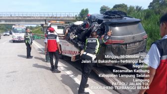 Fortuner Tabrak Truk di Jalan Tol Bakter, Dua Korban Alami Luka Berat