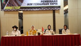 Buka Pembinaan IKM Kerajinan Tapis,Ketua Dekranasda Lampung Ungkap Rencana Launching Kampung Tapis