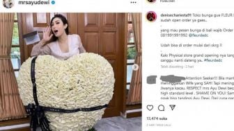 Denise Chariesta Unggah Poto Ayu Dewi Pegang Karangan Bunga, Promo atau Pansos?