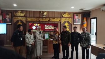 Dikawal  Ibunda, dr. Jihan Nurlela Serahkan 8.286 Dukungan Pencalonan DPD ke KPU Lampung