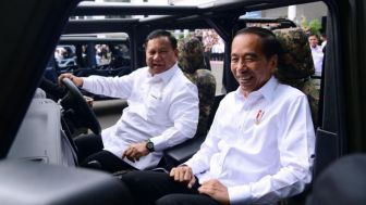 Jokowi dan Prabowo Tampak 'Mesra' di Atas Kendaraan Rantis