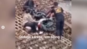 Di Luar Nalar, Sepeda Motor Nyangsang di Genteng Rumah