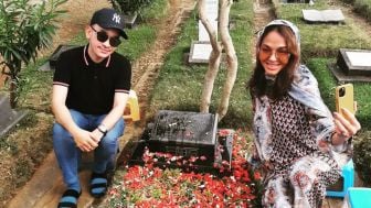 Bunda Corla Diajak Ruben Onsu ke Makam Olga Syahputra, Lepas Rindu Sambil Tabur Bunga: Tunggu Bunda di Pintu Surga ya Nak