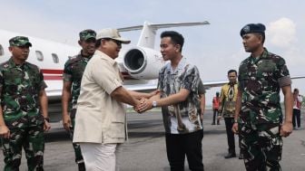 Motif Kemeja Gibran Waktu Bertemu Prabowo Disorot, Warganet: Mas Wali Lebih Cocok Jadi Penjual Baju daripada Politikus