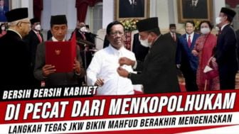 CEK FAKTA: Jokowi Pecat Mahfud MD dari Jabatan Menko Polhukam, Benarkah?