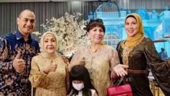 Ogah Bikin 'Drama', Ibu Venna Melinda Cuma Ketawa soal Ibu Ferry Irawan Bilang Darah Mena Kayak Mimisan
