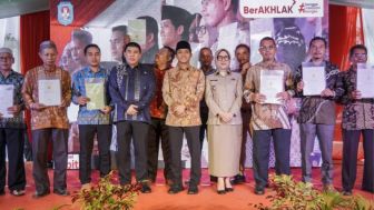 Serahkan Sertifikat Wakaf dan Gereja di Kalimantan Barat, Wamen ATR/Waka BPN Sebutkan Pentingnya Kepastian Hukum