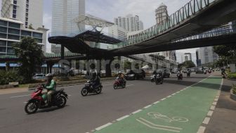 Hati-hati Menyeberang atau Menikmati Suasana JPO Phinisi Sudirman Karet, Simak Cara Copet Beraksi dengan Teknik Ini