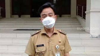 Istri Mantan Jenderal TNI Nyaris Gagal Foto Bareng Gibran, Mas Wali Panik Buru-buru Nyamperin