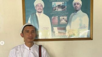 Aming Tampil Religius Gunakan Baju Koko dan Peci, Warganet: Kepribadian Ganda