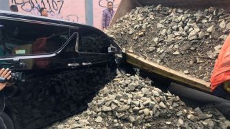Tidak Kuat Nanjak, Material Batu Kali Truk Pengangkut Menimpa Toyota Alphard