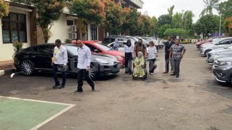 Sidang Perdana, Keluarga Ferry Irawan Nebeng Porsche, Mobil Siapa?