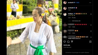 Aura Kasih Basah-basahan Pakai Kebaya Putih Diduga Ritual Pindah Agama, Inikah Jawabannya?