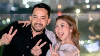 Raffi Ahmad Bongkar Seragam Dinas Malam Kiky Saputri Bersama Suami, Ada Kostum Suster Sampai Jadi Polisi