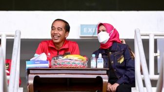 Viral Momen Gemas Iriana Minta Rapikan Rambut Presiden Jokowi