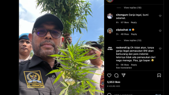 Nasir Djamil Anggota Fraksi PKS DPR RI Unggah Foto Pegang Ganja