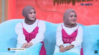 Putri Delina dan Kembarannya Pakai Baju Serupa, Warganet Bingung Bedakan: Mirip Banget Plek Ketiplek