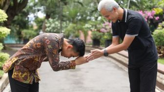 Gibran Bertemu Ganjar Pranowo Berdamai soal Piala Dunia U20, Gaya Sungkem Mas Wali Disorot Warganet: Aneh, Pejabat Kok Gitu