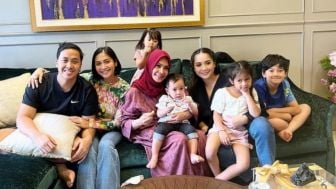 Unggah Foto Momen Perayaan Ultah Mama Rieta, Caption Adik Nagita Slavina Jadi Sorotan, Sindir Raffi Ahmad?