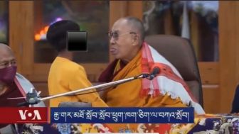 Viral Perilaku Dalai Lama di Depan Publik, Orangtua Mana yang Membiarkan Anaknya Naik Panggung dan Melakukan Ini?