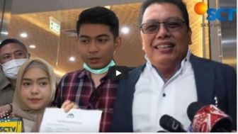 CEK FAKTA: Pengacara Ria Ricis Sudah Lambai-lambaikan Surat Gugatan Cerai Kliennya dengan Teuku Ryan?