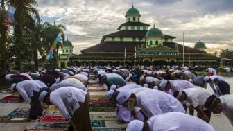 Muhammadiyah dan Nahdlatul Ulama Rayakan Hari Raya Idul Fitri pada Waktu yang Beda