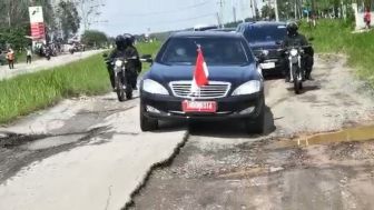 Kontras! Gubernur Lampung Cek Jalan Rusak Naik Helikopter, Presiden Jokowi Pilih Tumpangi Mobil