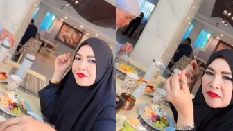 Lagi Makan di Timur Tengah, Bibir Ibu Ayu Ting Ting Jadi Cibiran Warganet: Merah Cabai!