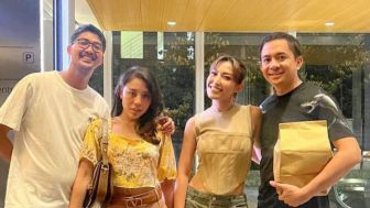 Unggah Foto Bareng Suami dan Sahabat, Penampilan Ayu Dewi Disorot: Makin Terbuka