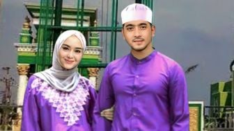 CEK FAKTA: Ibadah Bersama, Arya Saloka dan Amanda Manopo Pakai Baju Muslim Couple Serba Ungu