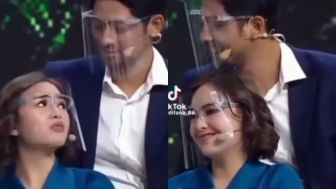 Video Arya Saloka Elus Pundak Amanda Manopo Banjir Kritik, Warganet: Terlalu Mendalami Peran