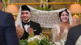 CEK FAKTA: Pakai Kebaya Putih, Amanda Manopo dan Arya Saloka Gelar Acara Pernikahan Mewah di Hotel Novotel Bali