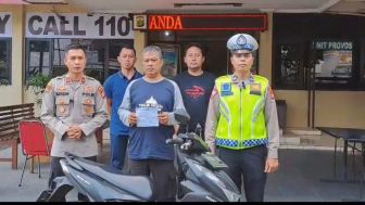 Kemudikan Sepeda Motor Sambil Merokok Tanpa Peduli Pengguna Jalan Bisa Terkena Bara dan Asap? Simak Perokok Viral Ini, Ia Ngaku Polisi Segala