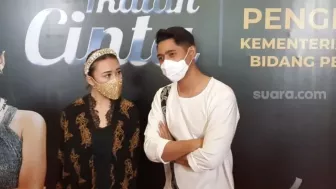 Beredar Video Arya Saloka Spontan Sebut Nama Amanda Manopo saat Ditanya Wartawan, Netizen: Spontanitas Tanpa Batas!