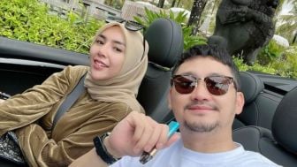 Ditanya Pekerjaan Usai Unggah Foto Naik Mobil Mewah Bareng Istri, Angga Wijaya: Penting buat Sampean?