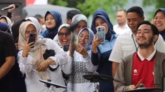 Banjir Empati, Jeje Mulai Dikerubungi Emak-emak Saat Manggung, Warganet: Syahnaz Waspada!