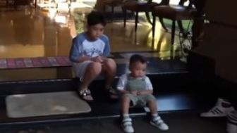 Jadi Meme Kocak, Ternyata Ini Kisah Asli di Balik Foto Rafathar dan Rayyanza Lagi Bengong