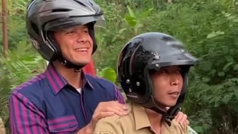 Blusukan ke Desa, Ganjar Pranowo Tertangkap Gunakan Helm Buatan Lokal Rp 200 Ribuan