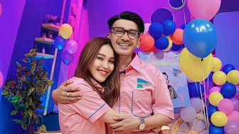 Ayu Ting Ting Gelendotan ke Ruben Onsu, Netizen Kepanasan: Istrinya Juga Nggak Sampai Gitu