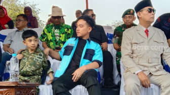 Momen Gibran Cosplay Tukang Parkir Disorot, Netizen: Anies Jangan Sampai Lihat