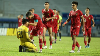 Ernando Ari Tak Berhasil Sarangkan Bola Penalti dan Dirangkul Pemain Vietnam, Erick Thohir Sebut Kiper Timnas Indonesia U-23 Ini Pahlawan