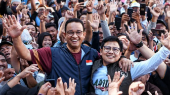 Viral Momen Anies Kasih Cak Imin Kado di Depan Warga Makassar, Publik: Jangan Sampai PD Lihat