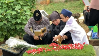 Dewi Zuhriati Nangis di Makam Vanessa Angel, Gala Sky Tepuk-Tepuk Punggung Oma