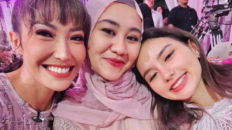 Asyik Joget TikTok Bertiga, Aaliyah Massaid Disebut Seumuran dengan Ayu Dewi