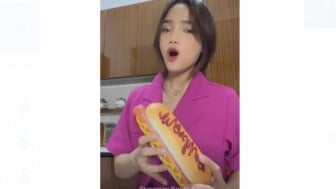 Cuma Muat Lipstik, Intip Tas Baru Fuji yang Berbentuk Hotdog