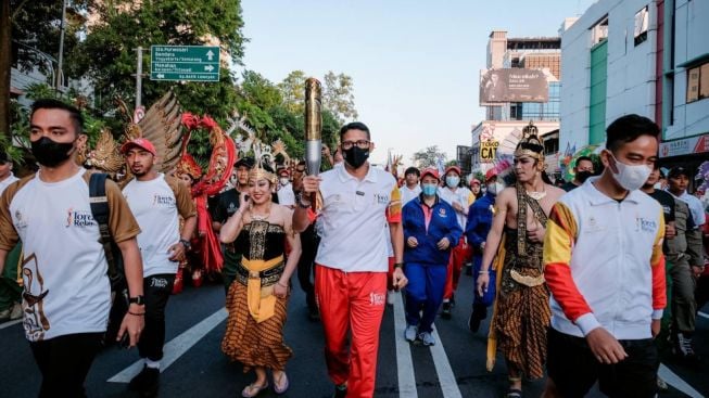 Menparekraf Ikuti Torch Relay ASEAN Para Games 2022 di Kota Solo